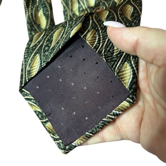 Villa Bugatti 100% Silk Tie withh Green and Cream Leaf Print Pattern - Picture 5 of 6